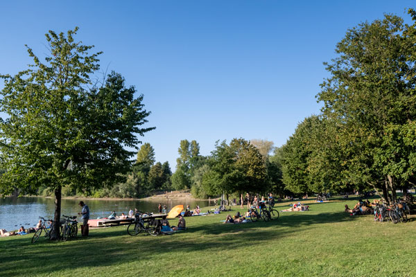 Links der Dietenbachsee, rechts Liegewiese mit vielen Menschen