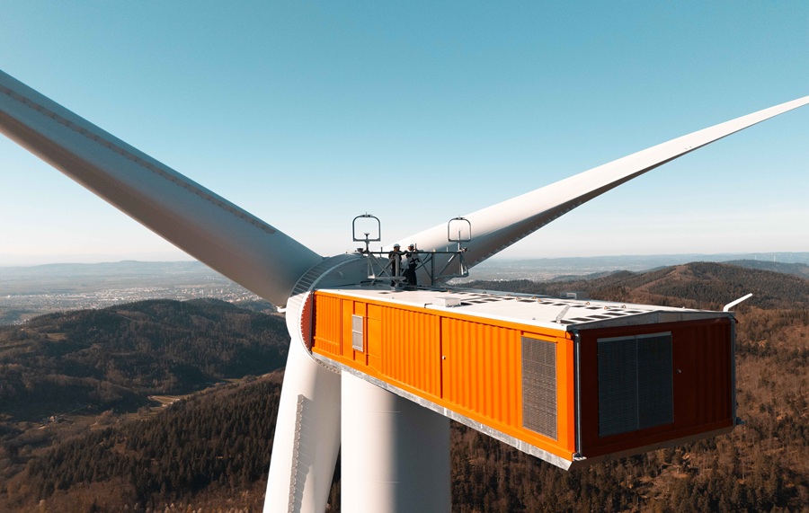 Zeit, dass sich was dreht: Die neuen Windräder am Taubenkopf  sind nicht nur im Vergleich mit Menschen riesig, sondern auch in  der Stromausbeute. Freiburg hat die Klimaneutralität im Visier.