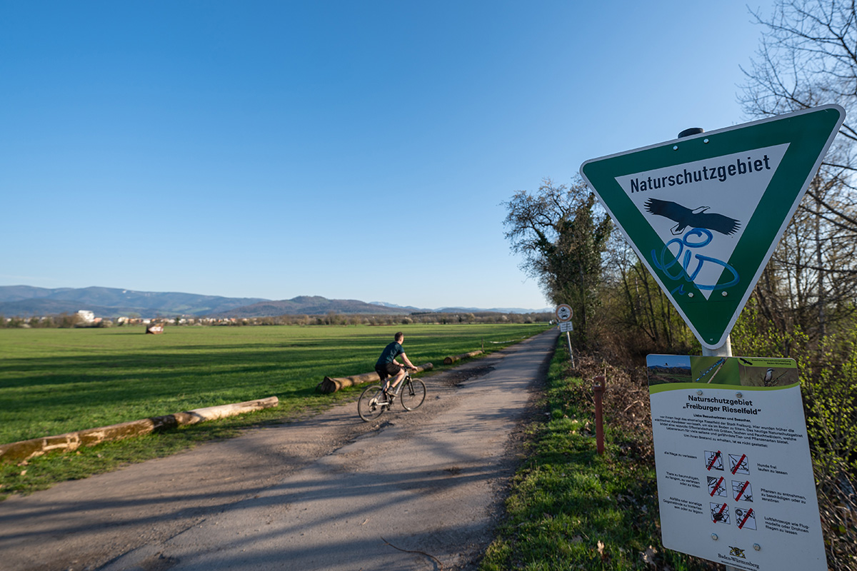 Schild mit der Aufschrift "Naturschutzgebiet"