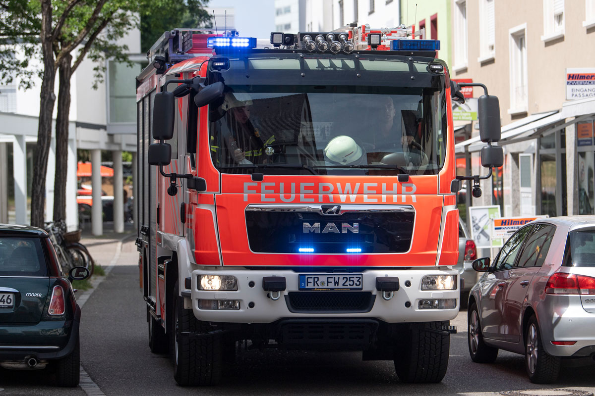 Löschzug der Feuerwehr in der Innenstadt