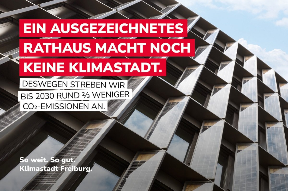 Front des neuen Rathaus im Stühlinger mit Claim: Ein ausgezeichnetes Rathaus macht noch keine Klimastadt. Deswegen streben wir bis 2030 rund 2/3 weniger CO"-Emissionen an.