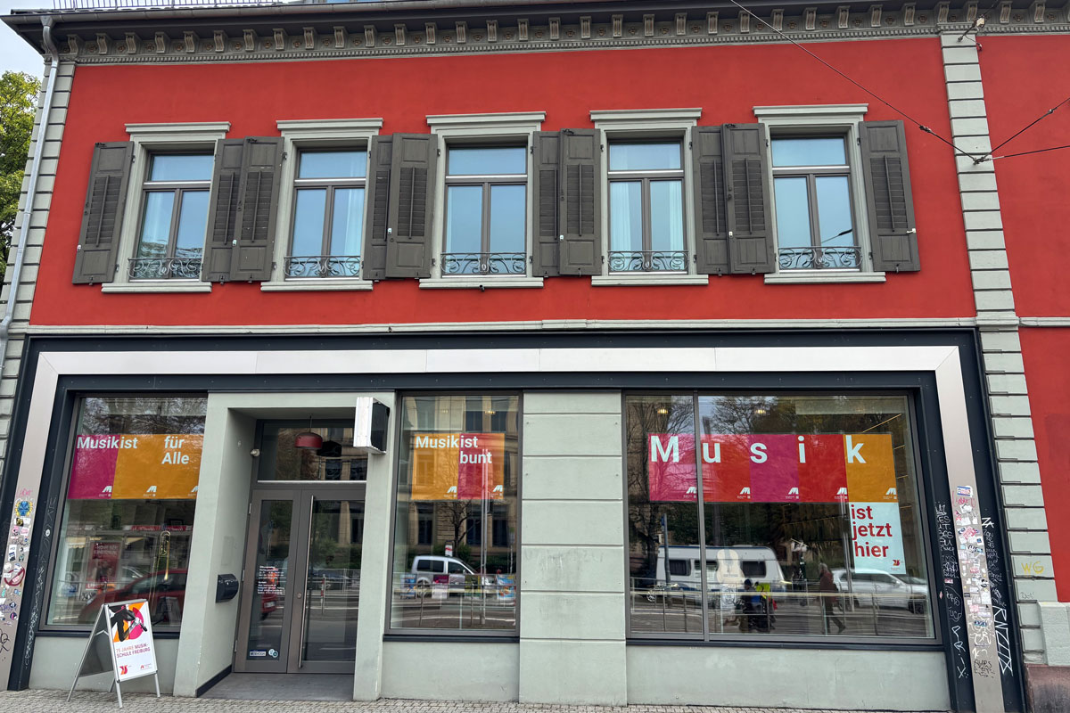 Gebäude in der Günterstalstraße, rot gestrichen