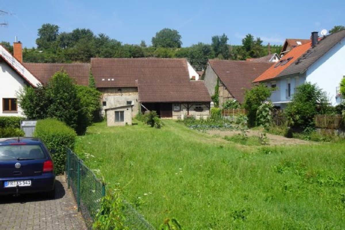 Scheune mit Wiese und Einfamilienhäuser
