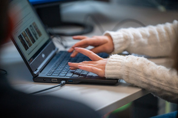 Frau am Laptop