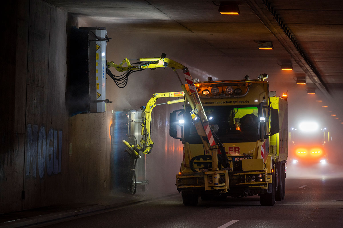 Spezialfahrzeug im Tunnel