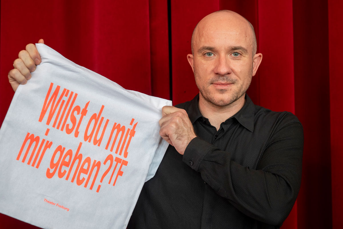 Mann hält Tasche ins Bild mit der Aufschrift "Willst Du mit mir gehen? TF"