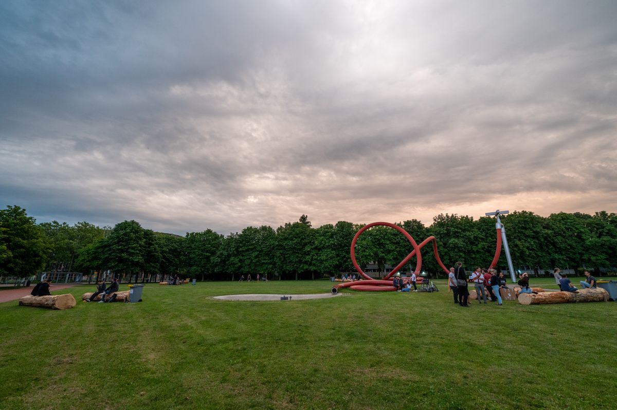 Menschen stehen und sitzen auf der Wiese im Eschholzpark.