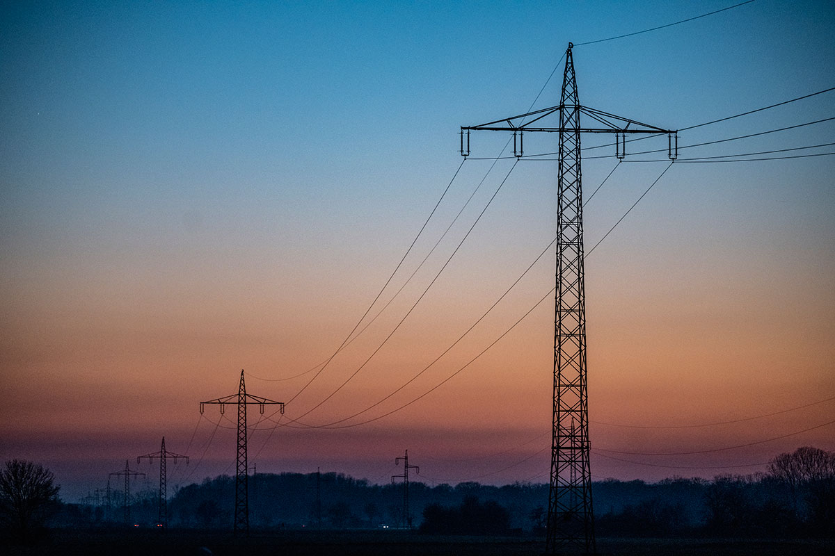 Stromtrasse in der Abenddämmerung