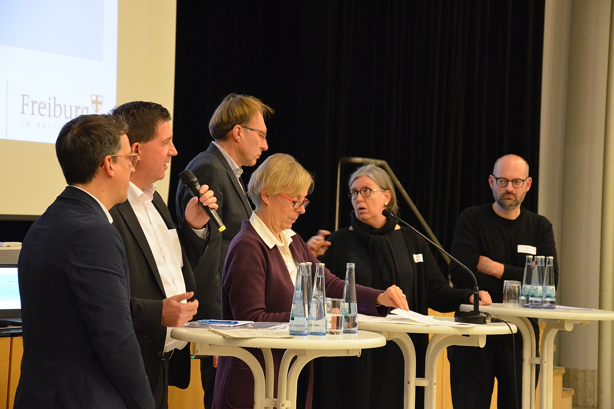 Impression aus der Infoveranstaltung: In der Podiumsdiskussion waren auch die Freiburger Stadtbau und der Bauverein vertreten