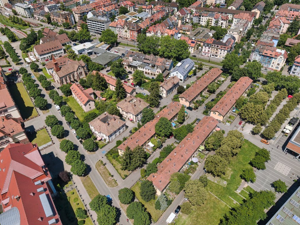 Luftbild, Vogelperspektive mit Reihenhäusern und begrüntem Wohngebiet