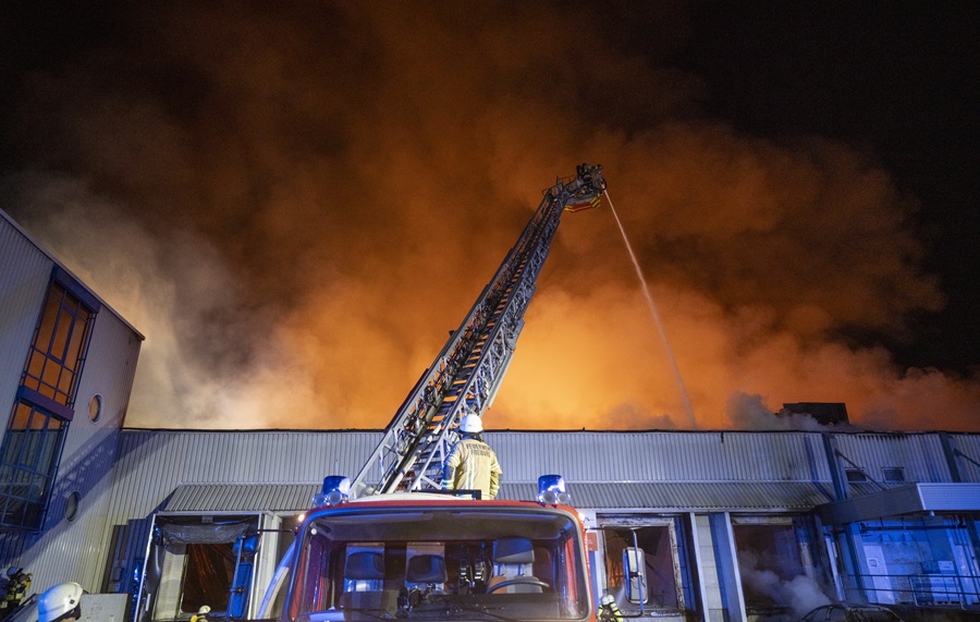 Inferno: Ein Großbrand im Industriegebiet Hochdorf zerstört im Oktober eine riesige Lagerhalle und vernichtet Waren im Millionenwert. Menschen kommen glücklicherweise nicht zu Schaden.