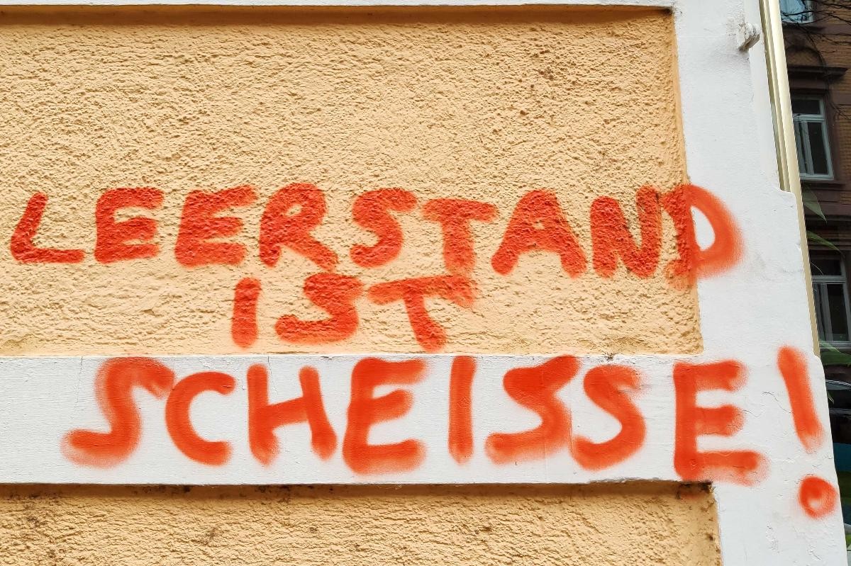 Hauswand auf der "Leerstand ist scheisse!" steht