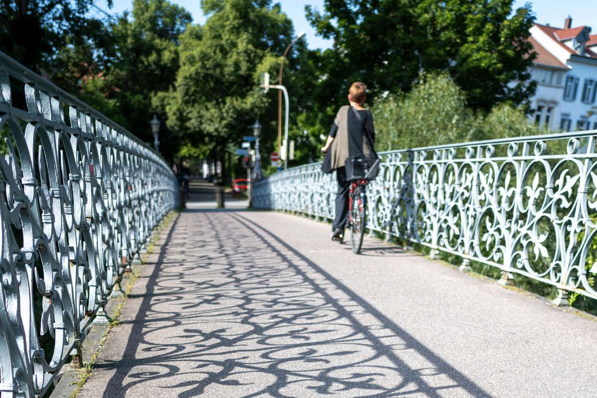 Mariensteg mit Blick in Richtung Altstadt und fahrradfahrende Person 