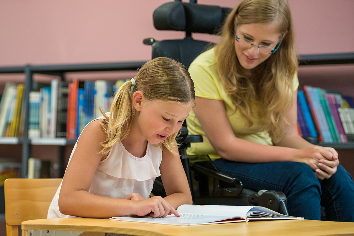 Frau und Kind beim gemeinsamen Lesen
