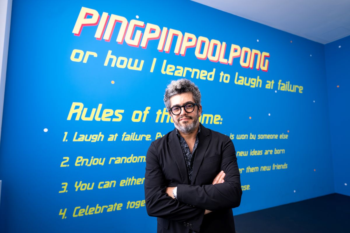 Magdy vor einer Infotafel zu seinem Werk "Pingpingpoolpong"