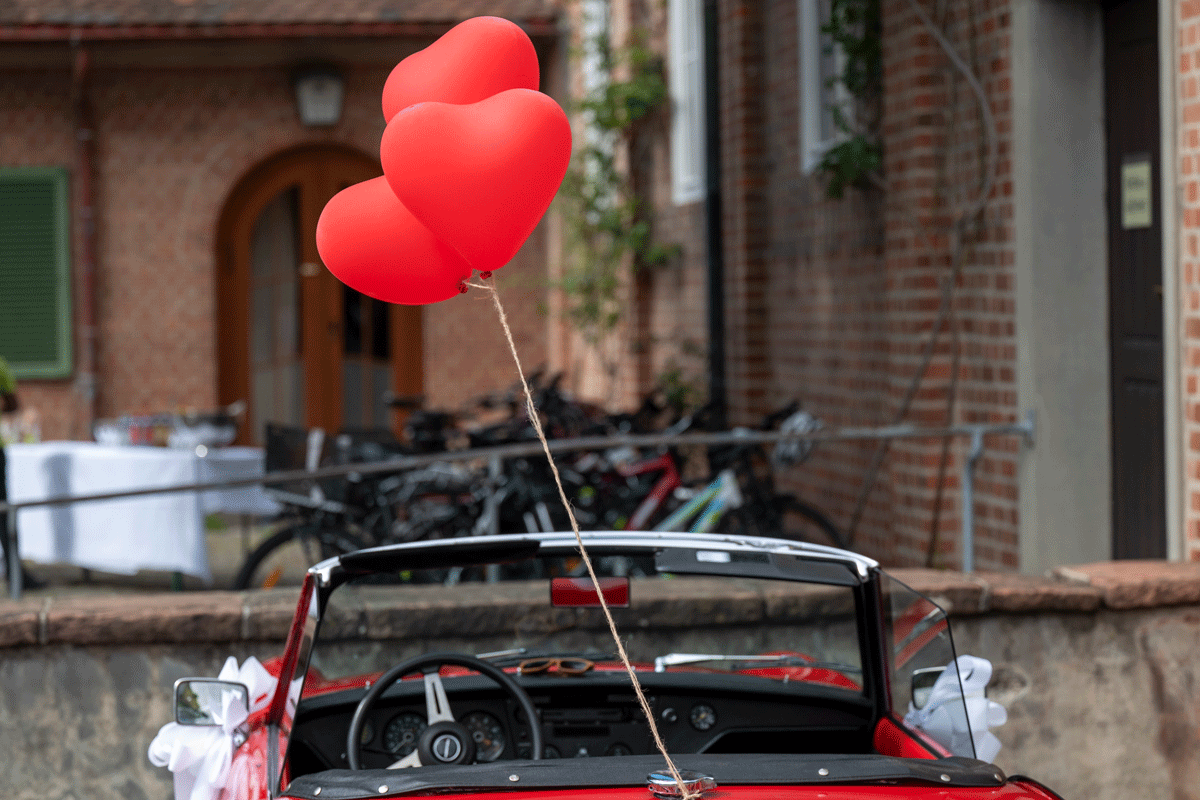 Auto mit Hochzeitsballons geschmückt