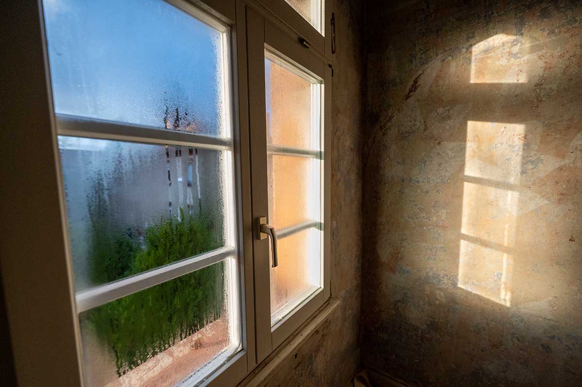 angelaufenes Fenster in Altbau/Rohbau