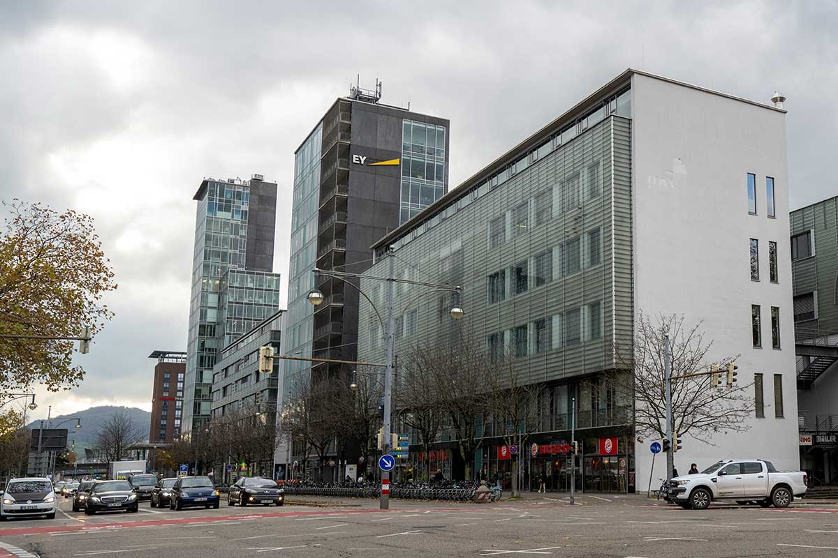 Bismarckallee mit Gebäudekomplex am Hauptbahnhof