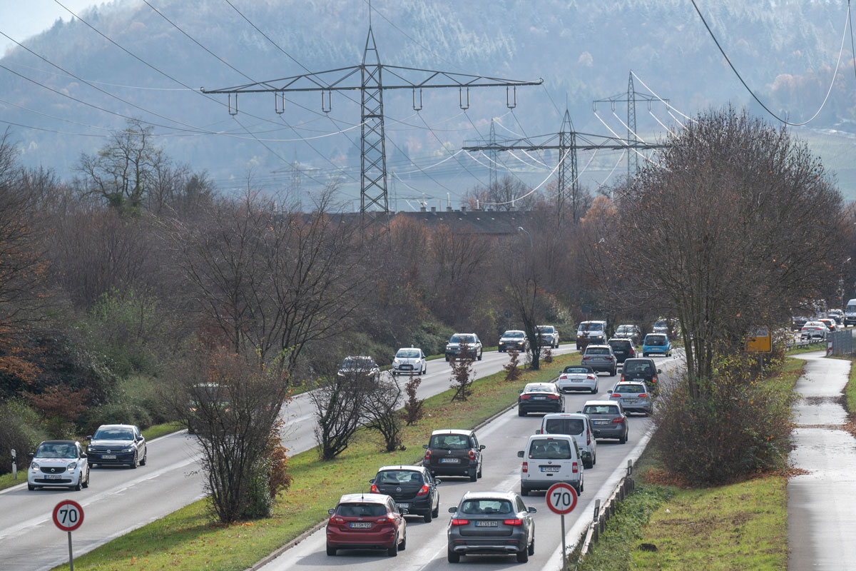 Vierspurige Straße mit viel KFZ-Verkehr