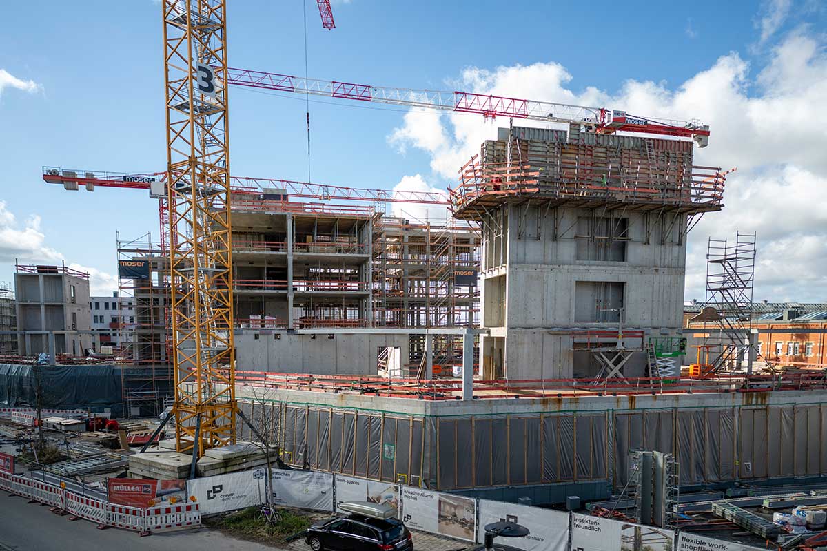 Baustellen mit Rohbau und mehreren Kränen