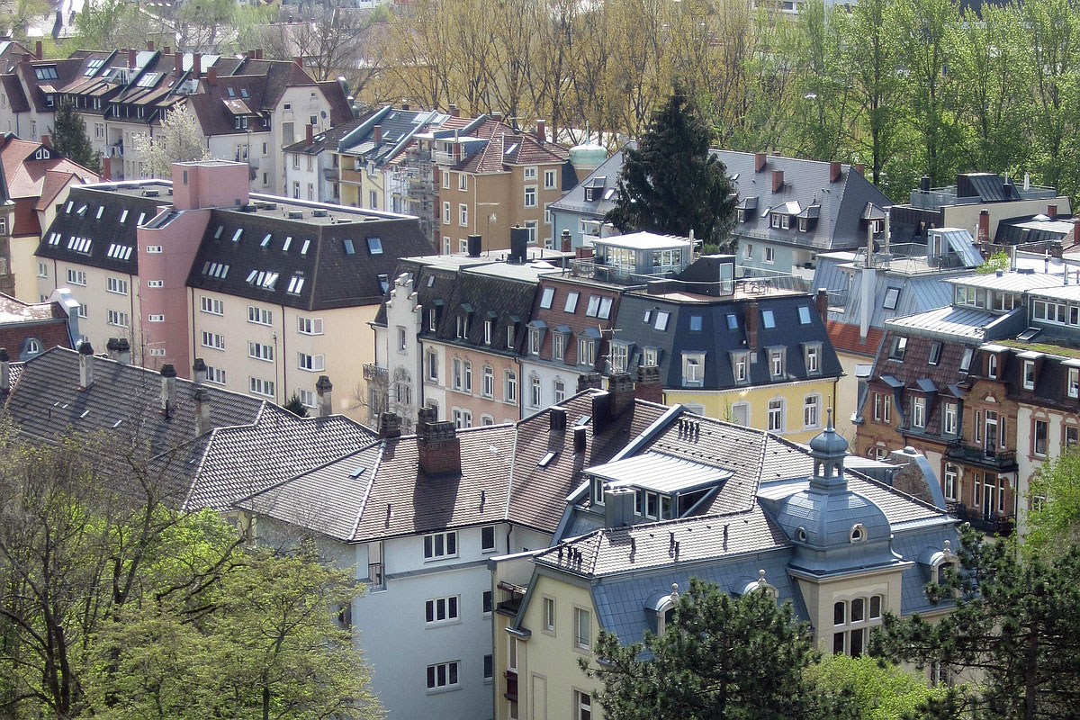 Dachausbau und Dachaufstockung Häuserzeilen mit Dachaufbauten, Gauben, Solar