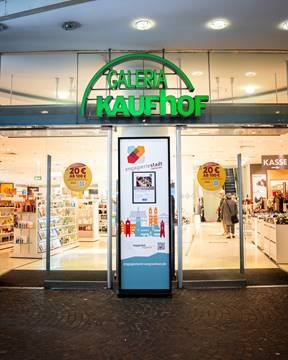 Stehle vor Galeria Kaufhof