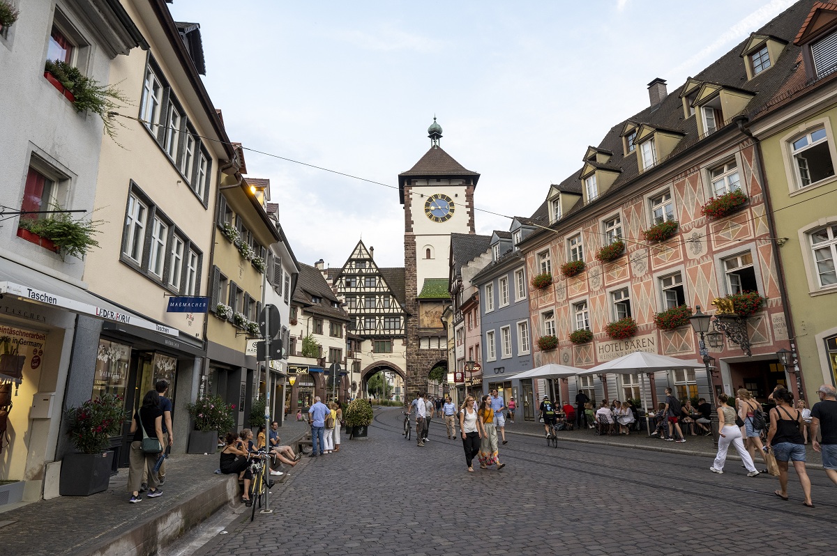 Passanten auf dem Freiburger Münsterplatz