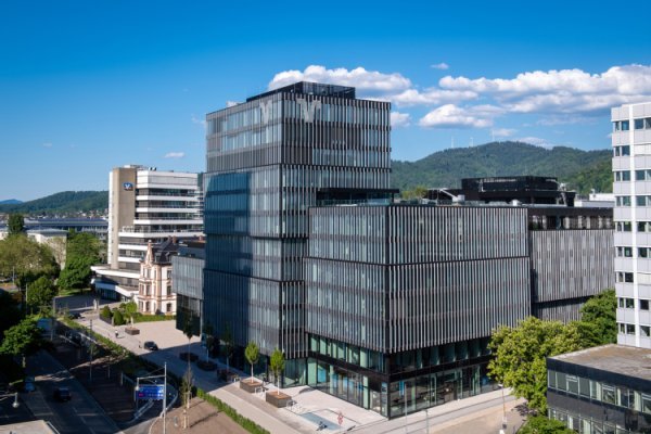 Straßenkreuzung mit Bebauung von mehrgeschossigen gläsernen Bürogebäude