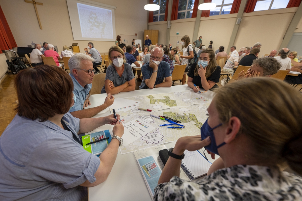 Menschen sitzen um einen Tisch