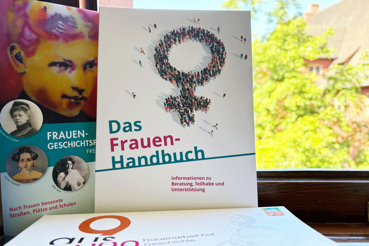 Frauenhandbuch, Frauengeschichtsplan und 9 aus 900 Flyer