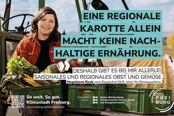 Landwirtin mit Gemüsekisten und Claim: Eine regionale Karotte allein macht keine nachhaltige Ernährung. Deshalb gibt es bei mir allerlei saisonales und regionales Obst und Gemüse.