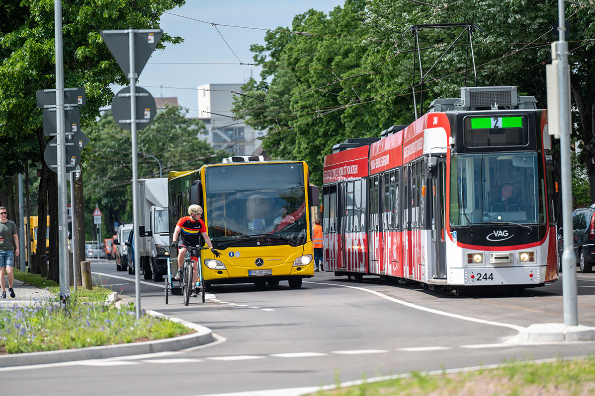 zahlreiche abgestellte Frelo-Fahrräder