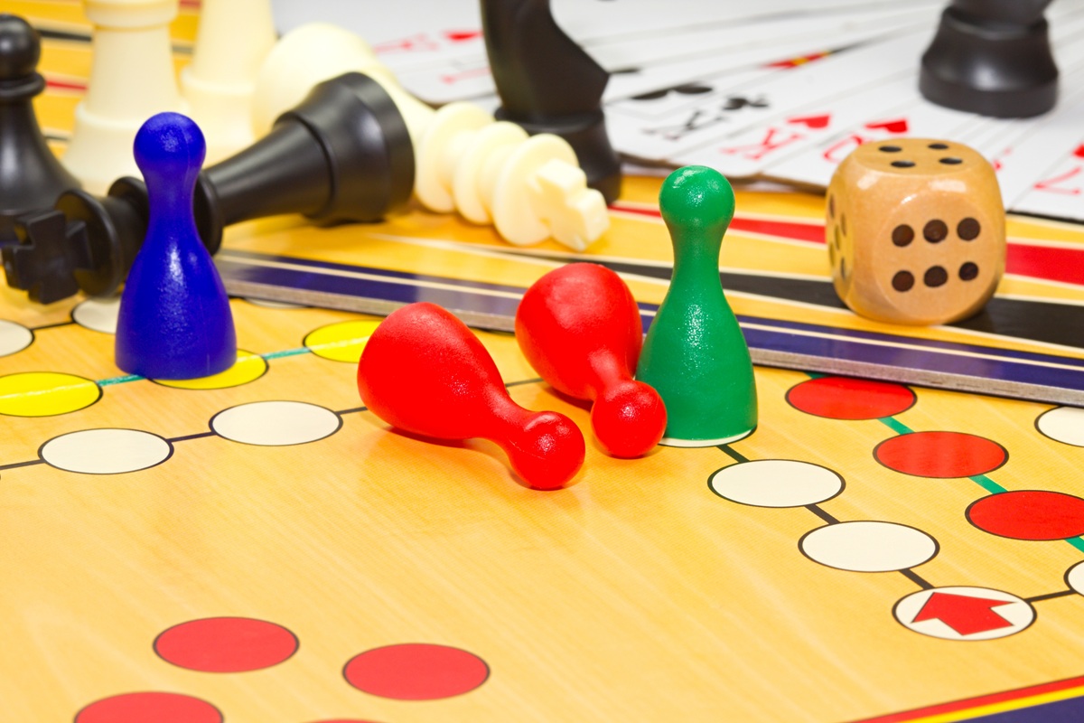 Verschiedene Brettspiele wie Mensch ärgere dich nicht, Schach und Karten